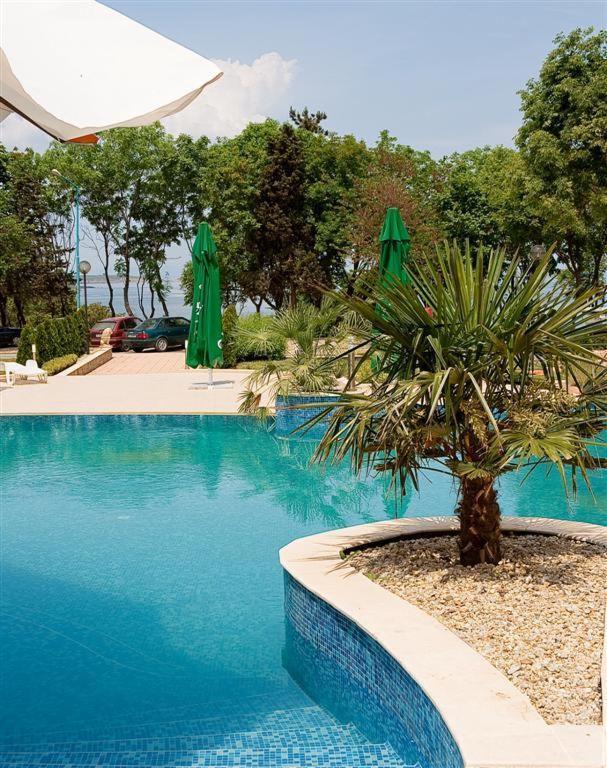 Paradise Bay Hotel Pomorie Buitenkant foto