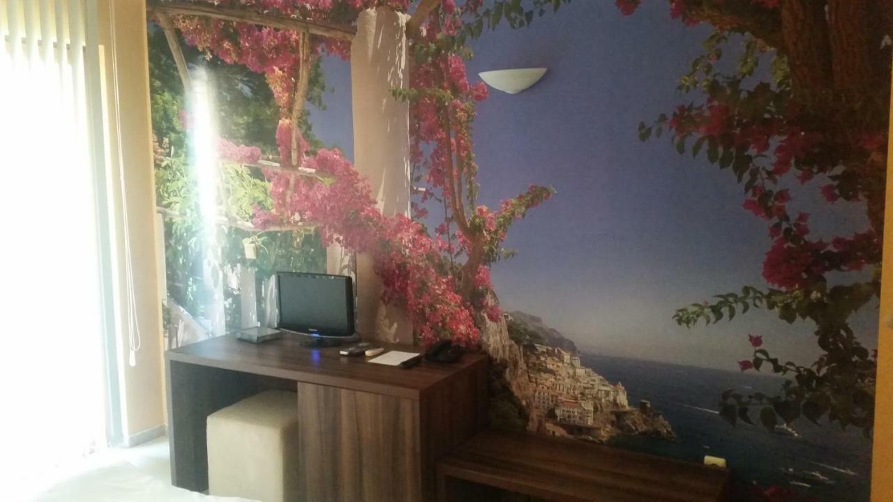 Paradise Bay Hotel Pomorie Buitenkant foto
